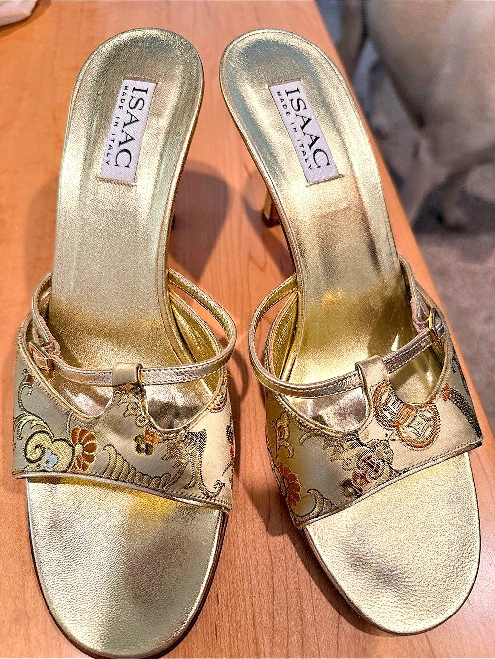 Vintage Isaac Mizrahi Made in Italy Gold Brocade Floral Heeled Sandals Gold US 9